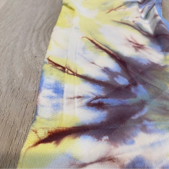 Tory Sport Tie Dye Seamless Chevron Cropped Leggings, Blue/Yellow/Burgundy, XS - Picture 7 of 9